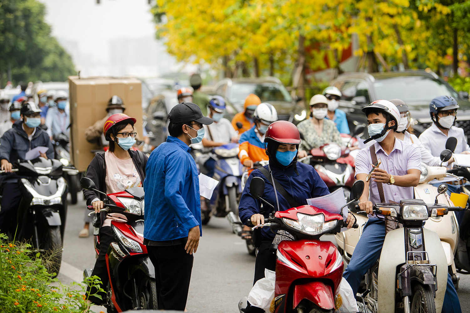 Hà Nội: Lực lượng chức năng nhắc nhở người đi đường xuất trình thêm lịch trực, lịch làm việc - 9