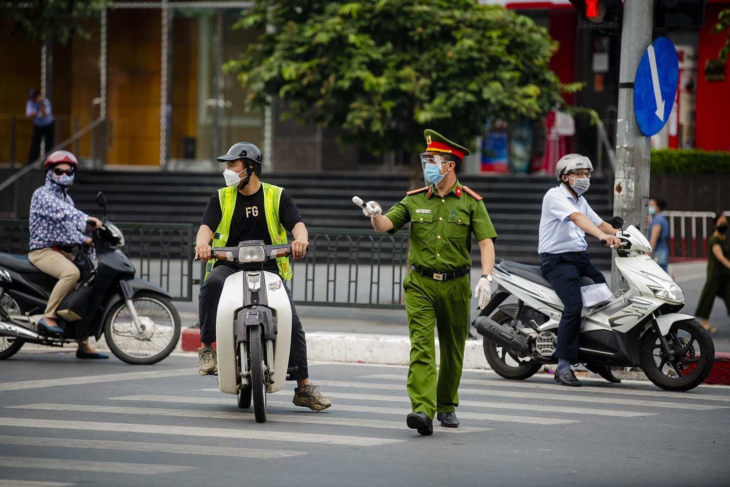 Hà Nội: Lực lượng chức năng nhắc nhở người đi đường xuất trình thêm lịch trực, lịch làm việc - 24