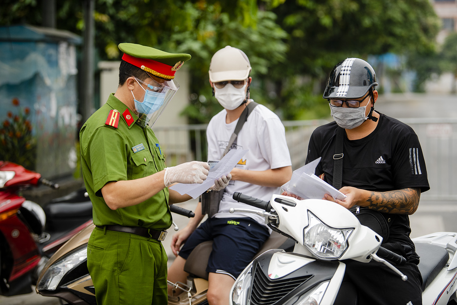 Hà Nội: Lực lượng chức năng nhắc nhở người đi đường xuất trình thêm lịch trực, lịch làm việc - 2