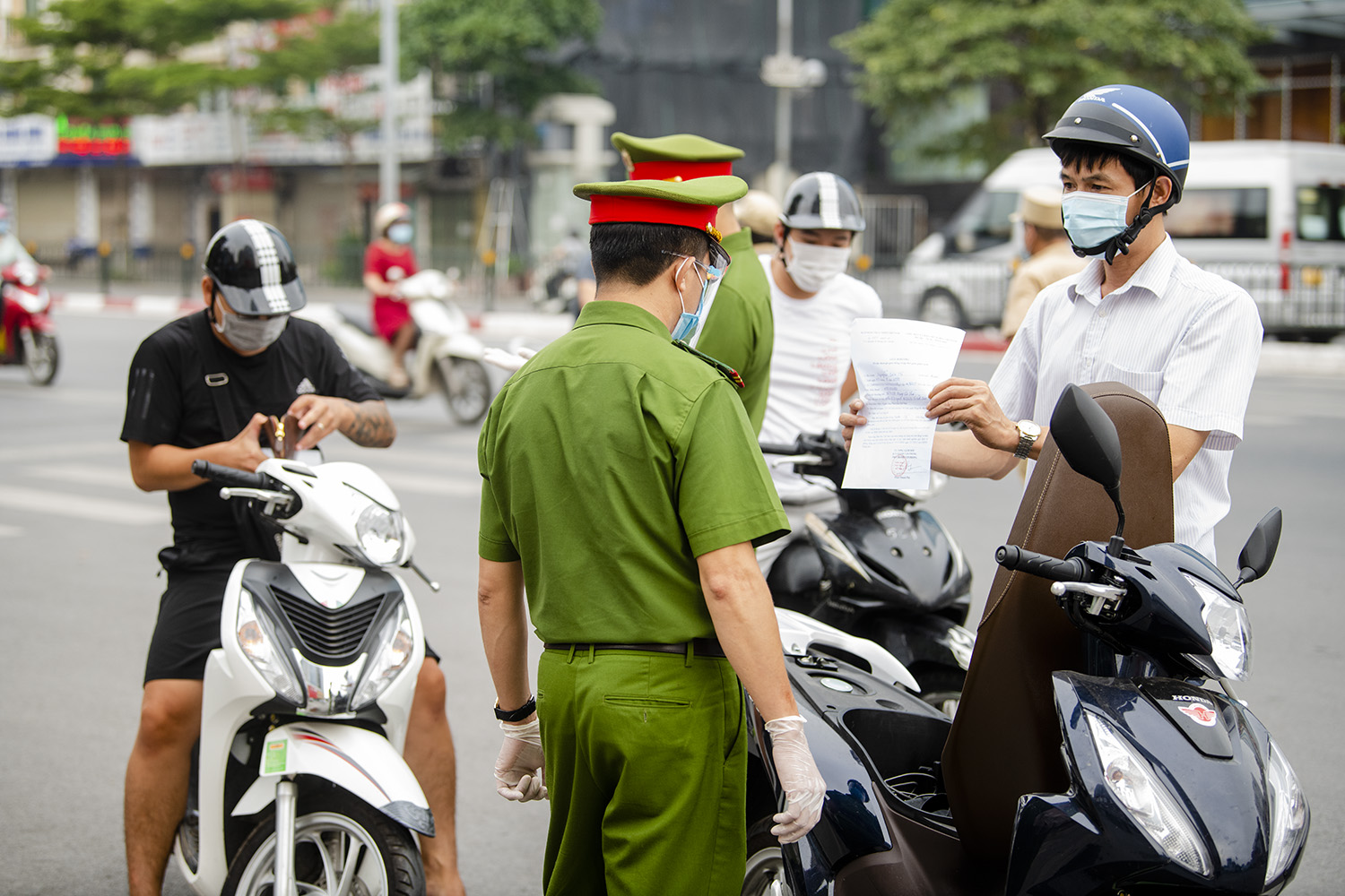 Sáng nay, đa số các chốt chặn đều nhắc nhở mọi người thực hiện đúng quy định với mẫu Giấy đi đường vừa được ban hành.