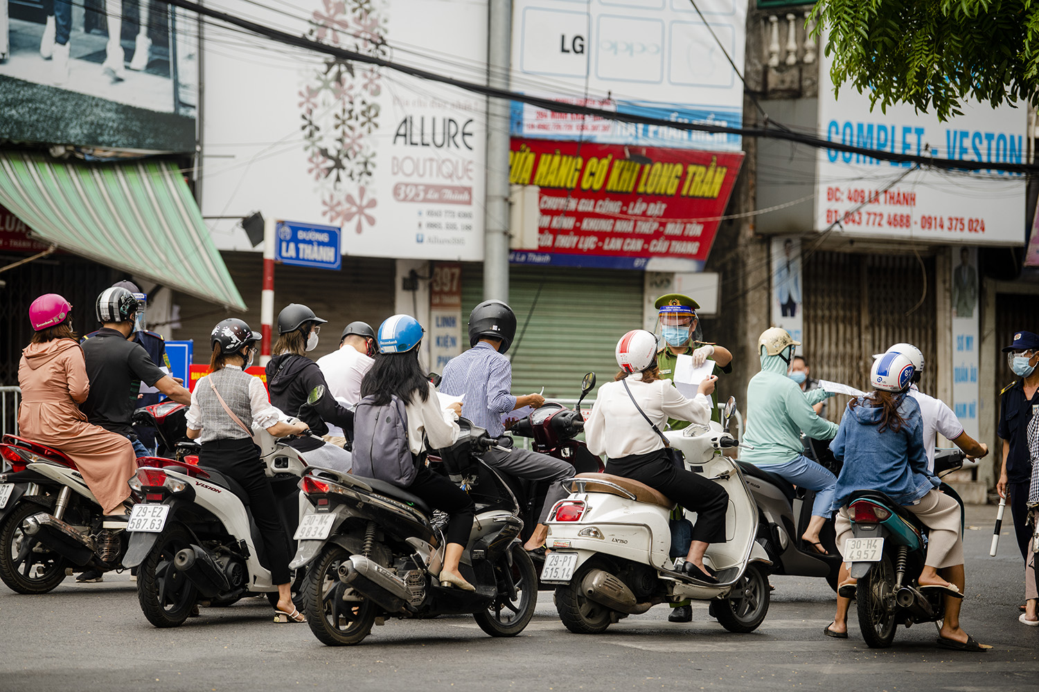 Lực lượng kiểm soát hướng dẫn chi tiết cho những cá nhân chưa nắm rõ chỉ thị mới của thành phố.