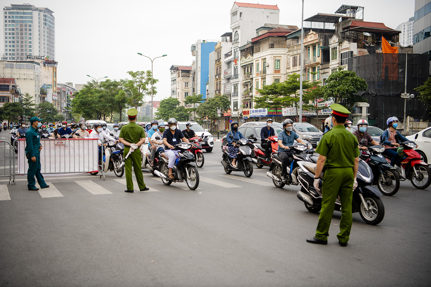 Sáng nay, cũng là tuần mới Hà Nội tiếp tục giãn cách xã hội theo Chỉ thị 16.