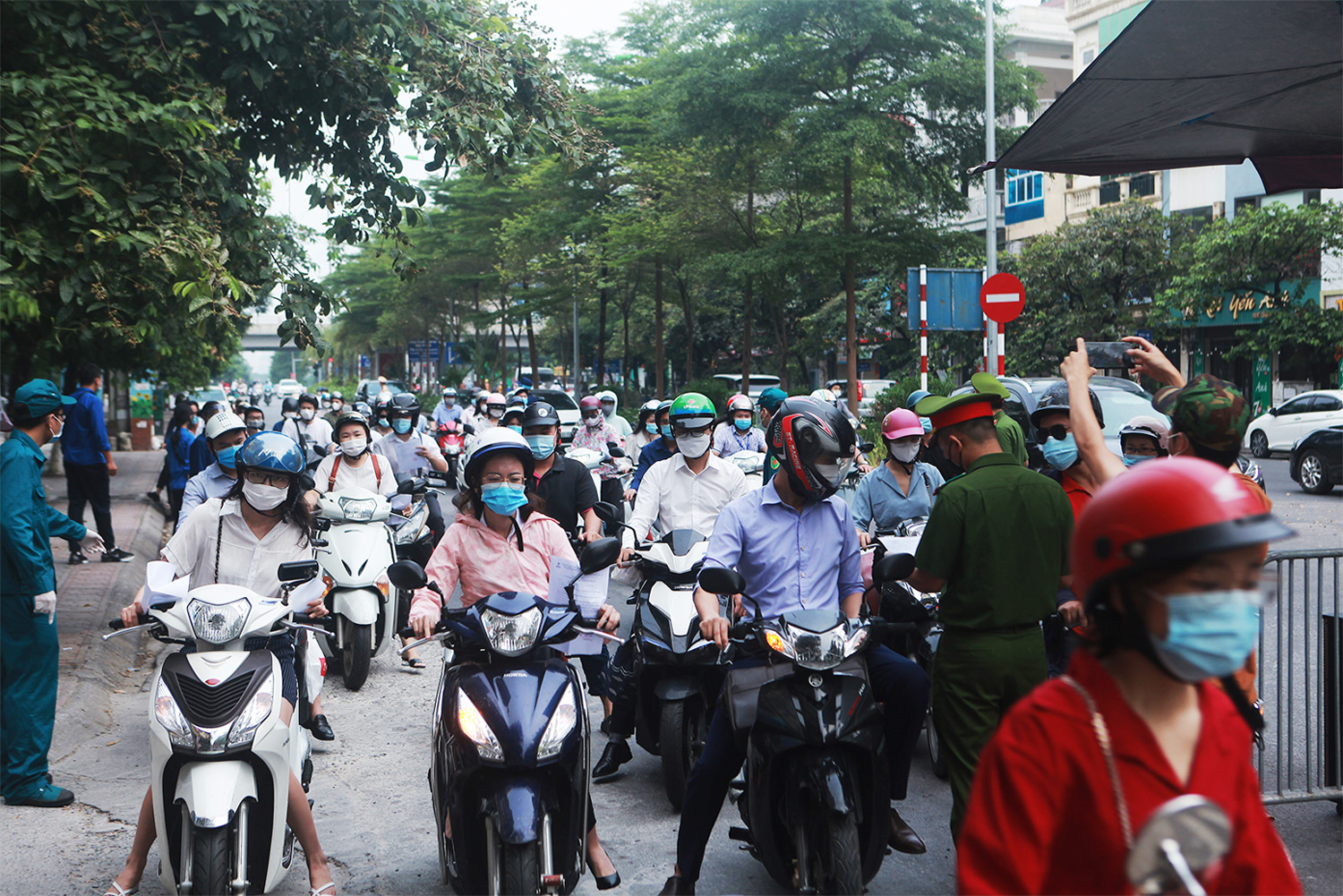 Hà Nội: Lực lượng chức năng nhắc nhở người đi đường xuất trình thêm lịch trực, lịch làm việc - 11