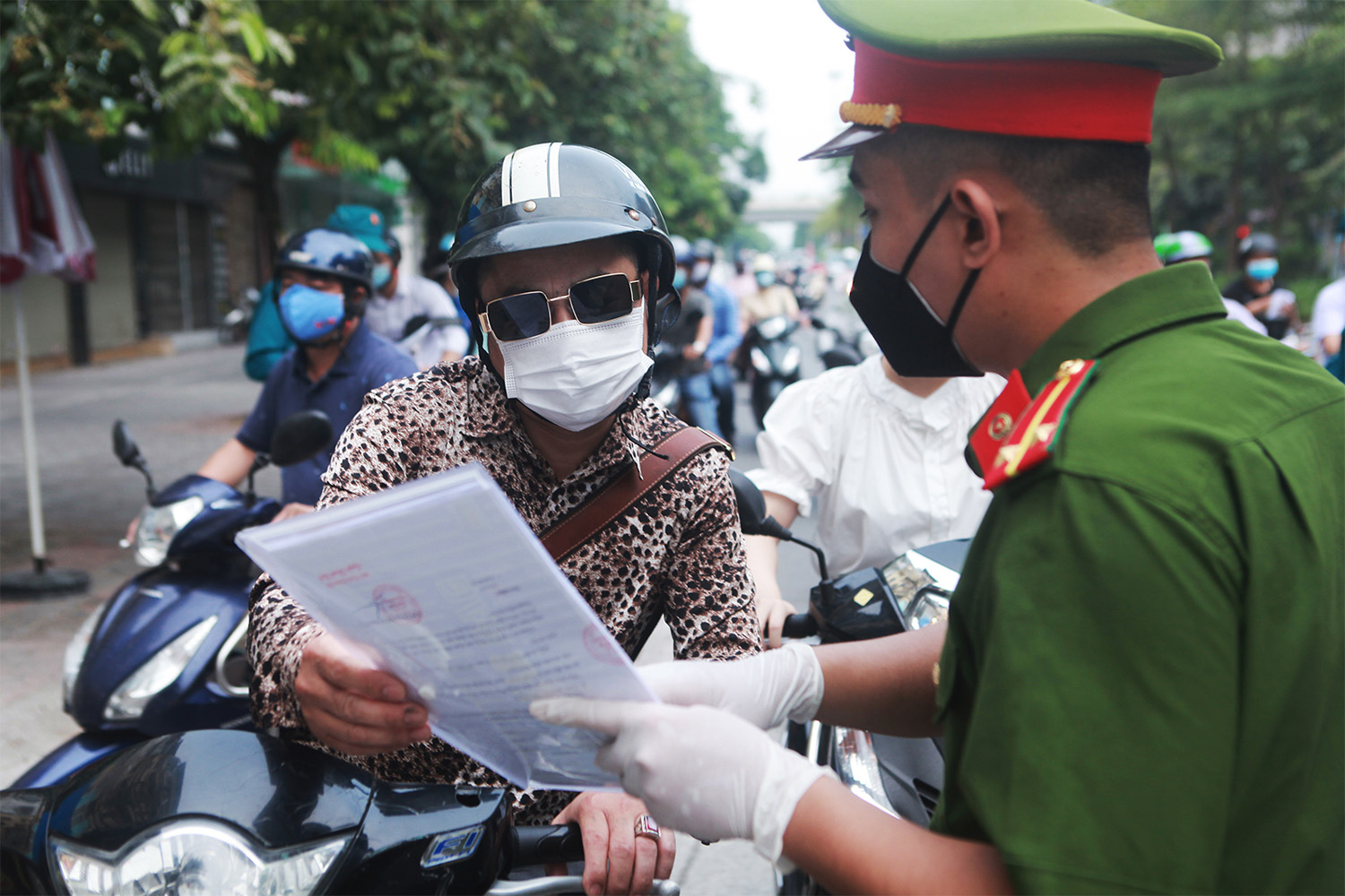 Phố Đào Tấn giao với&nbsp;đường Bưởi (quận Ba Đình)&nbsp;ùn ứ nhẹ do lực lượng chức năng kiểm tra giấy đi đường của người dân. Đây là ngày đầu tiên Hà Nội siết chặt việc cấp và sử dụng giấy đi đường trong thời gian giãn cách xã hội.