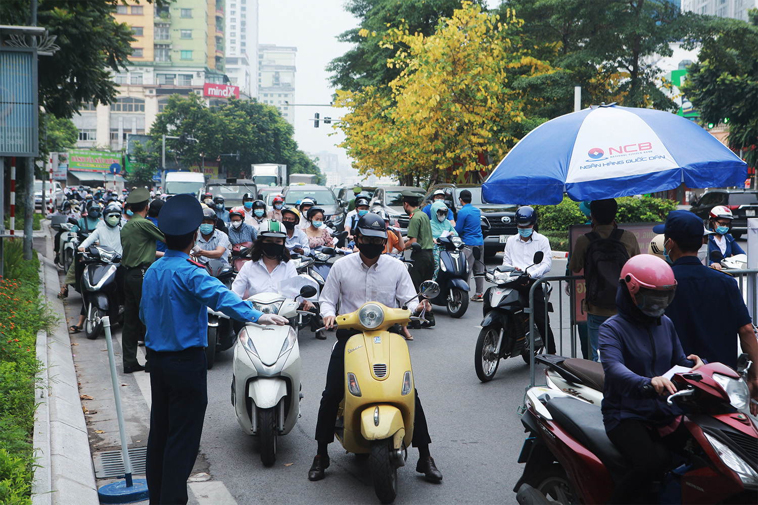 Điểm kiểm soát dịch trên đường Nguyễn Chí Thanh cũng ùn ứ nhẹ.