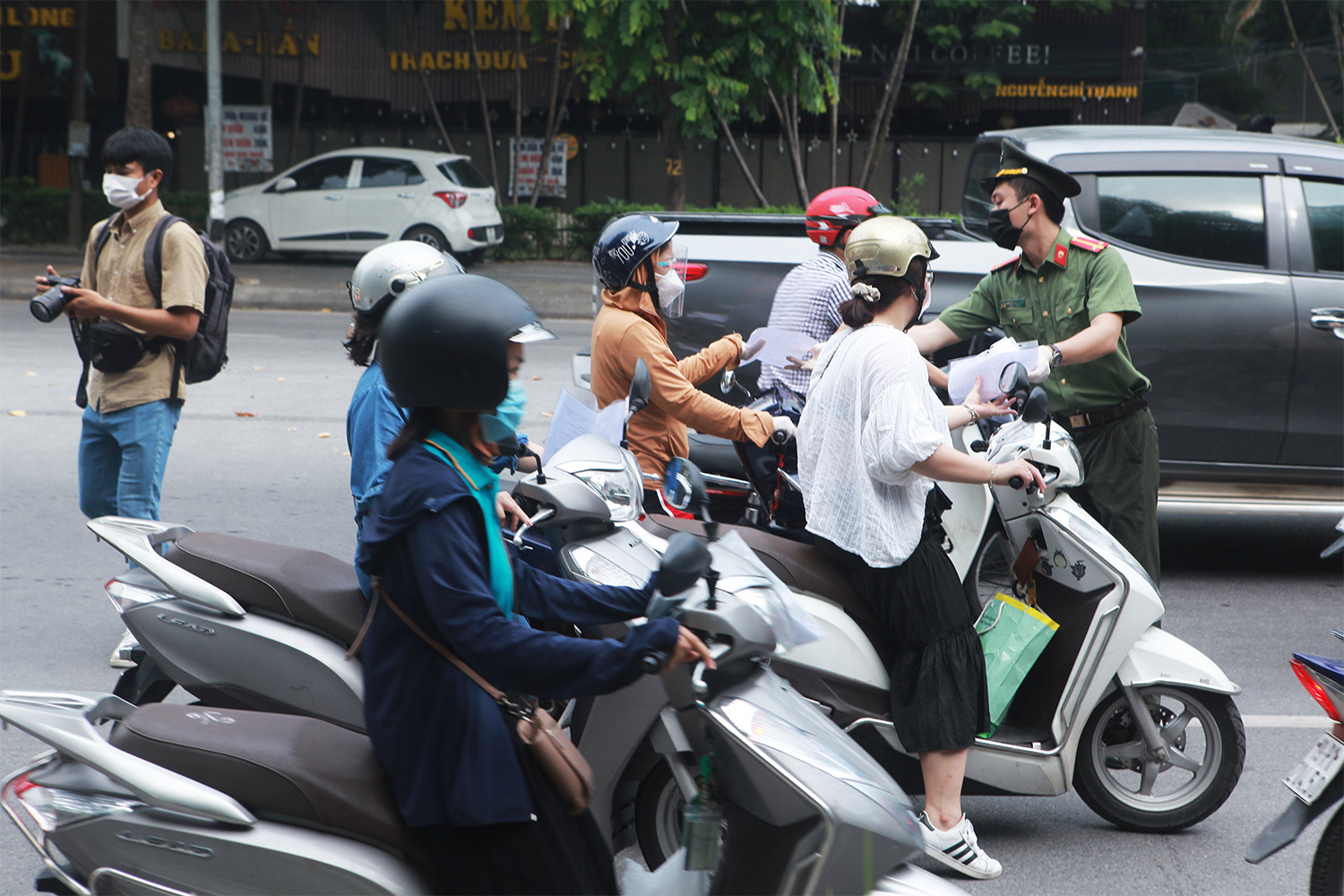 Để tránh ún tắc vào giờ cao điểm, lực lượng dân quân, công an phân làn ô tô, xe máy riêng.