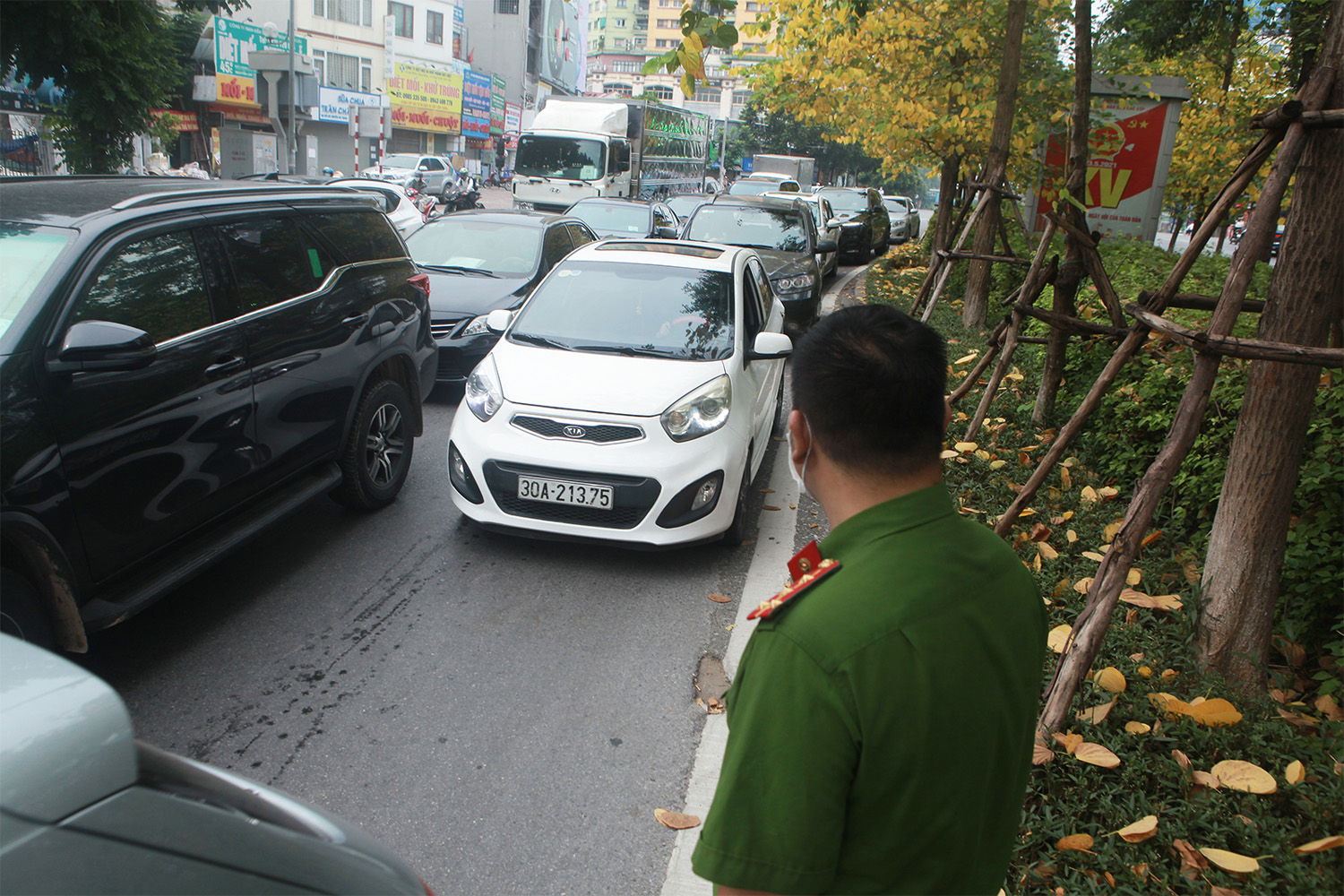 Hà Nội: Lực lượng chức năng nhắc nhở người đi đường xuất trình thêm lịch trực, lịch làm việc - 14