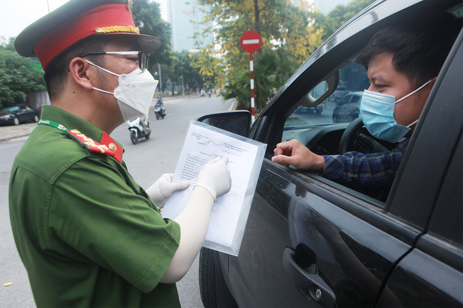 Một người lái xe ô tô trình Giấy đi đường&nbsp;nhưng không ghi ngày, tháng nên bị lực lượng chức năng nhắc nhở.