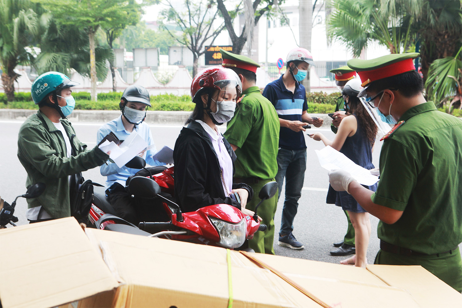 Tại điểm chốt trên đường Hoàng Quốc Việt giao với đường Phạm Văn Đồng, phường Cổ Nhuế 1 (quận Bắc Từ Liêm), lực lượng chức năng kiểm tra hầu hết những người đi đường vào sáng nay.