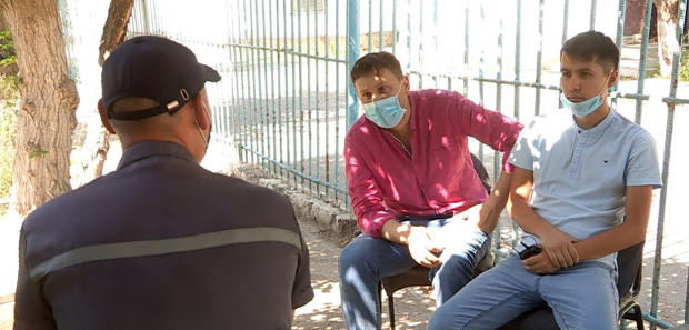 Một tội phạm ấu dâm (áo đen, đội mũ) đã bị thiến hóa học chia sẻ với các phóng viên truyền hình ở Kazakhstan. Ảnh: East2West