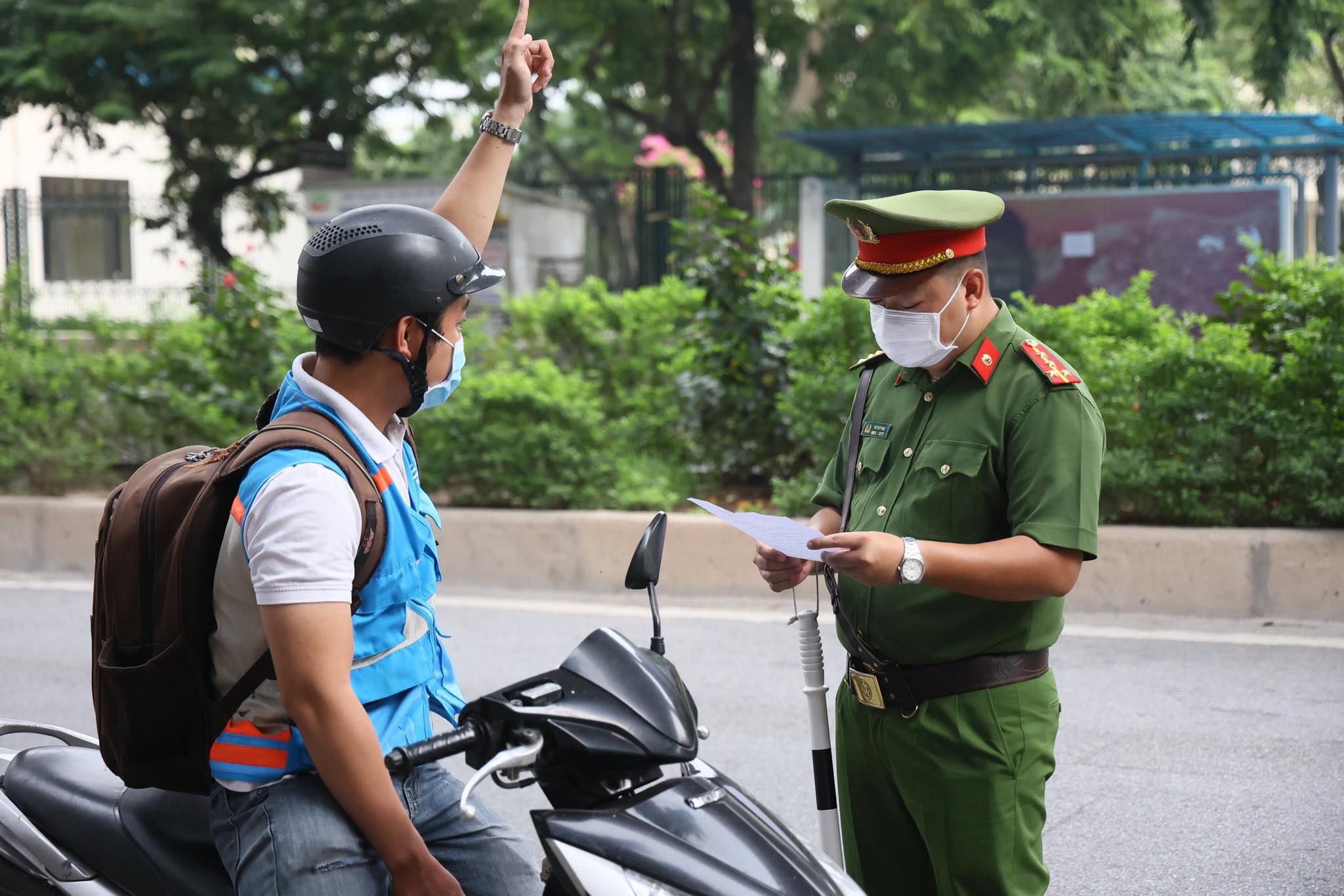 Lực lượng chức năng kiểm tra giấy đi đường của người dân