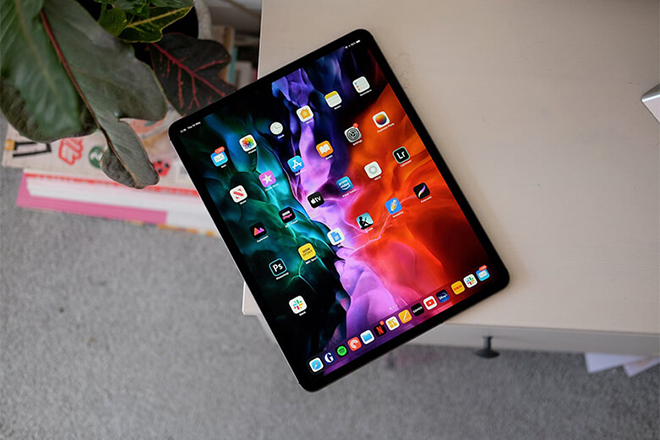 Chiếc iPad mới đã khiến cho nữ ca sỹ vô cùng thích thú.