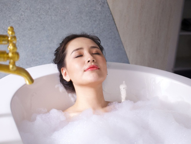 Hình ảnh thư giãn trong bồn tắm của Mai Phương Thuý được nhận xét xinh đẹp, gợi cảm và không phô phang.
