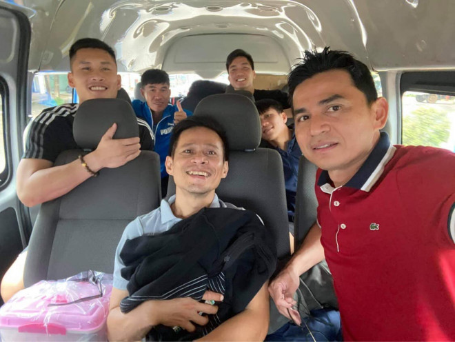 Kiatisak, trợ lý Bundit cùng các cầu thủ HA Gia Lai trên chuyến xe ra Hà Nội. Ảnh: CCT.