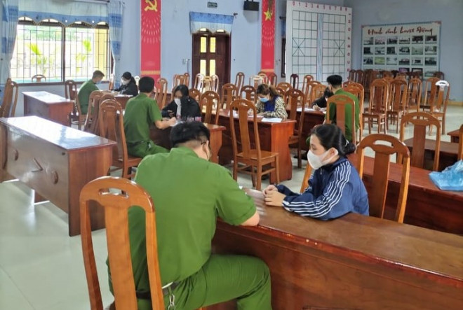 Công an lấy lời khai nhóm người liên quan