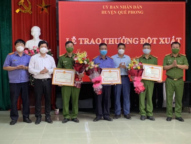 Trao thưởng cho Công an huyện Quế Phong đã xuất sắc bắt hung thủ trong thời gian ngắn.