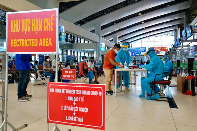 Khu vực lấy mẫu xét nghiệm nhanh Covid-19 cho hành khách tại sân bay Nội Bài - Ảnh: Phan Công