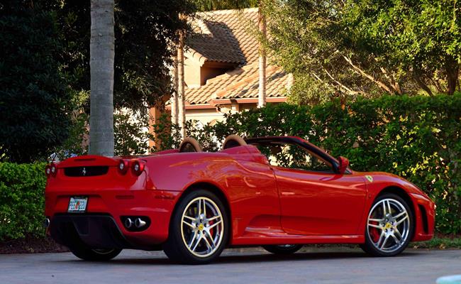 Với trọng lượng chỉ 1.450 kg, F430 Spider có khả năng tăng tốc từ 0-96 km/h trong 3,6 giây trước khi đạt tốc độ tối đa 300 km/h.&nbsp;
