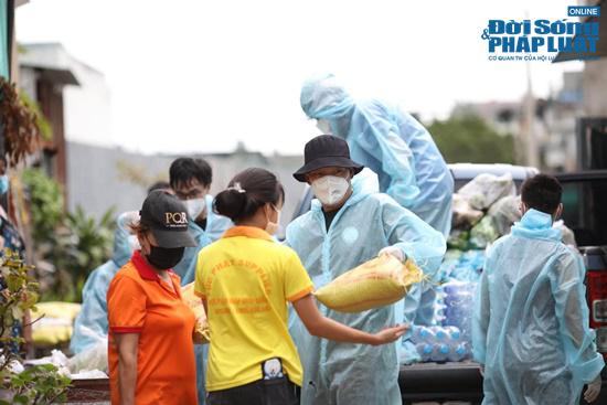 Mỗi ngày, anh Quang Long cùng các tình nguyện viên vận chuyển nhu yếu phẩm thiết yếu đến người dân.&nbsp;