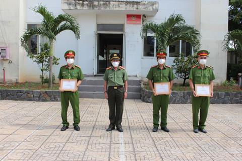 Phó trưởng Công an Quận 8&nbsp;Trần Văn Rán trao&nbsp;giấy khen của Giám đốc CATP cho 3 đồng chí có thành tích xuất sắc trong&nbsp;công tác phòng chống tội phạm, giữ gìn trật tự an toàn xã hội