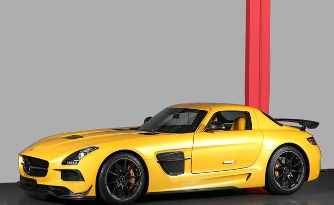 Mercedes SLS được phát triển bởi Mercedes-AMG. Giá của siêu xe này khoảng 250.000 USD (5,7 tỷ đồng).
