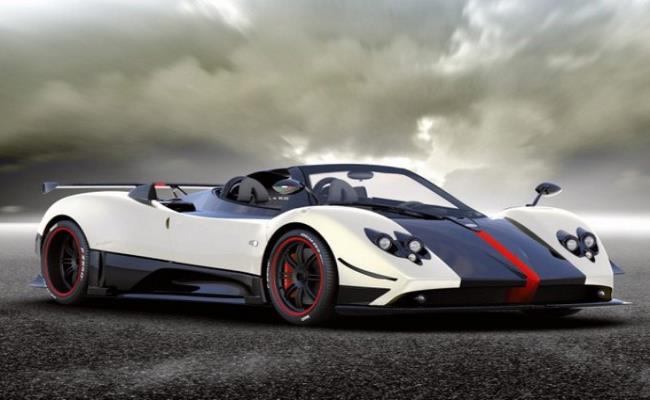 Chiếc xe đắt giá thứ 2 của Messi chính là Pagani Zonda Roadster. Siêu xe này có giá khoảng 2 triệu USD (45,8 tỷ đồng).
