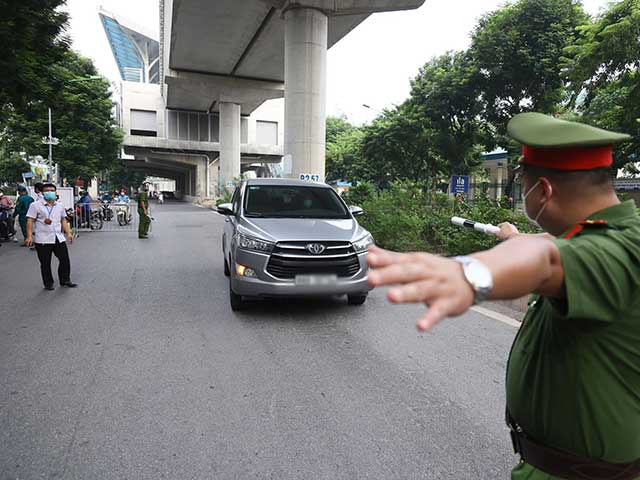 Lực lượng chức năng kiểm tra người dân đi đường