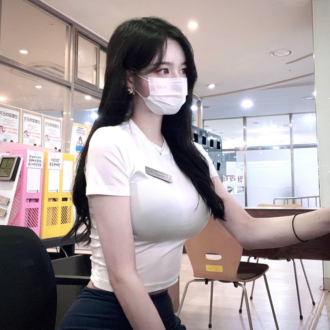 Cô nhân viên Hàn Quốc được chú ý vì trang phục không hở nhưng tôn dáng.