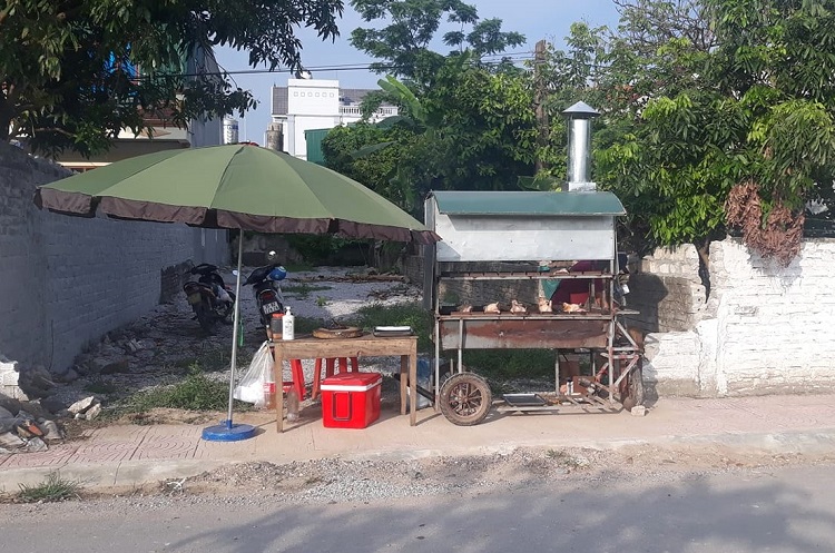 Quầy hàng đơn giản bên vệ đường nhưng là nơi giúp anh Đông thoát&nbsp;khỏi cảnh thất nghiệp,&nbsp;có thu nhập ổn định.