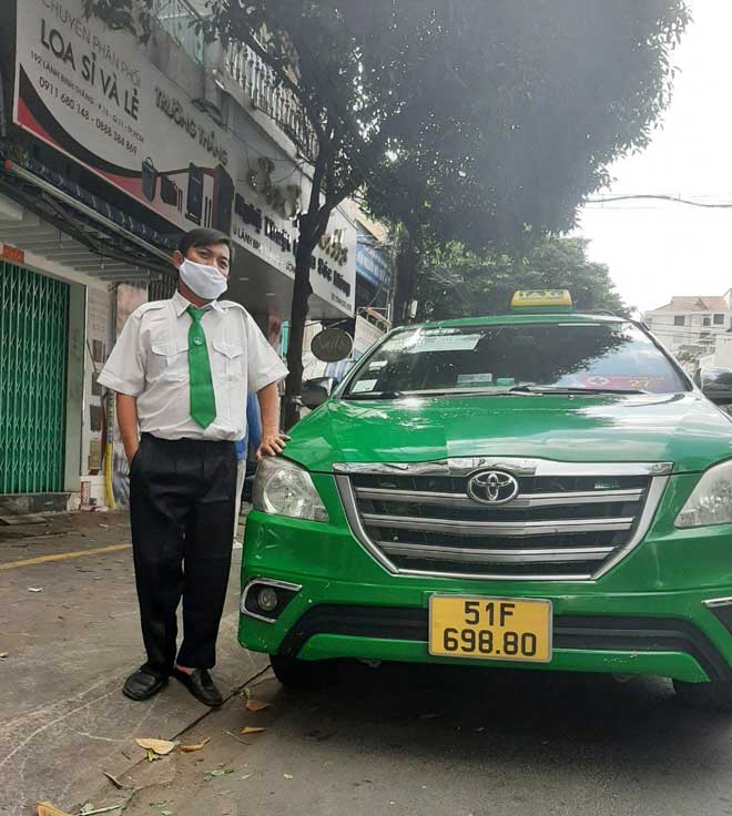 Tài xế Thảo cùng gia đình đã đỡ đẻ thành công giúp em bé chào đời ngay trên xe taxi