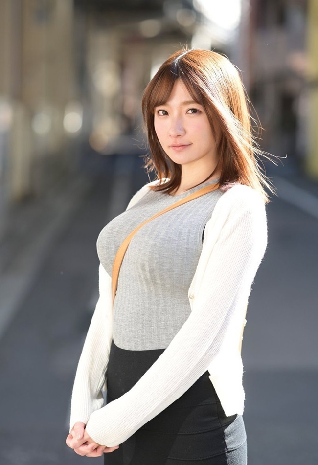 Mei Washio sinh năm 1997, gia nhập ngành công nghiệp phim 18+ từ năm 2019. Từ tháng 3.2020, cô đào 9X đổi thành nghệ danh Mei Washio để hoạt động nghệ thuật. 
