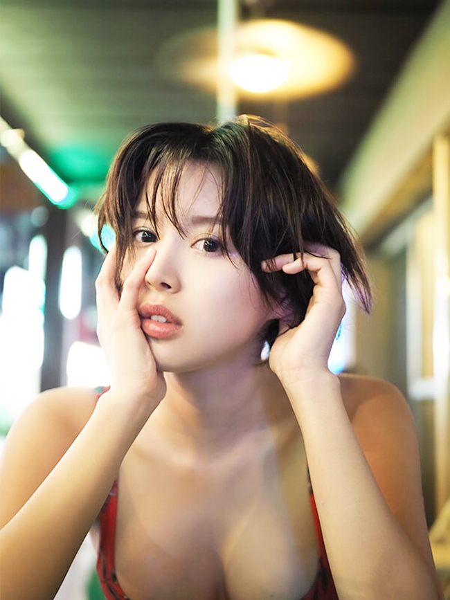 Aoi gia nhập làng phim người lớn từ năm 2010, tới nay cô đã đóng hơn 300 bộ phim nóng. 

