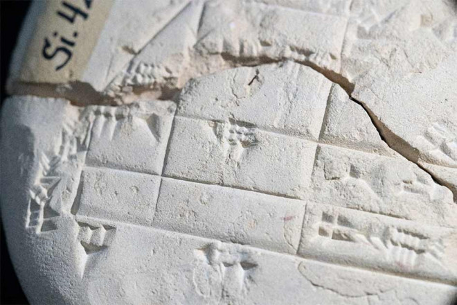 Tấm bảng đất sét dạng viên tròn, dẹt này có thể là một bản đồ đất đai cổ đại của người Babylon, ẩn chứa bằng chứng về toán học ứng dụng lâu đời - Ảnh: Bảo tàng Istanbul