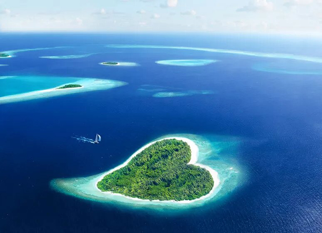 Maldives: Hòn đảo hình trái tim này nằm ở Cộng hòa Maldives. Quốc gia này bao gồm 1.190 đảo nhỏ được hình thành xung quanh 26 đảo san hô tự nhiên. Mặc dù là quốc gia châu Á nhỏ nhất cả về diện tích đất và dân số nhưng Maldives rất nổi tiếng về du lịch.
