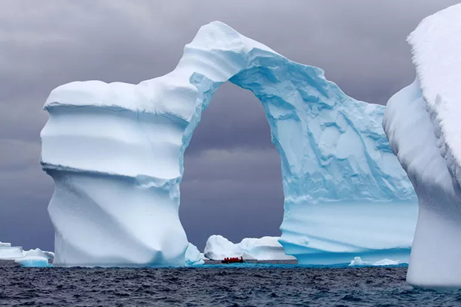Nam Cực, Nam Đại Dương: Nam Cực giữ danh hiệu là lục địa lạnh nhất, gió nhất và khô nhất, với gần 98% diện tích được bao phủ bởi lớp băng rất dày. Tất cả điều này nhằm tạo ra cảnh quan tuyệt đẹp của tuyết trắng tinh khiết hòa quyện với băng xanh trong các công trình kiến ​​trúc tráng lệ. 
