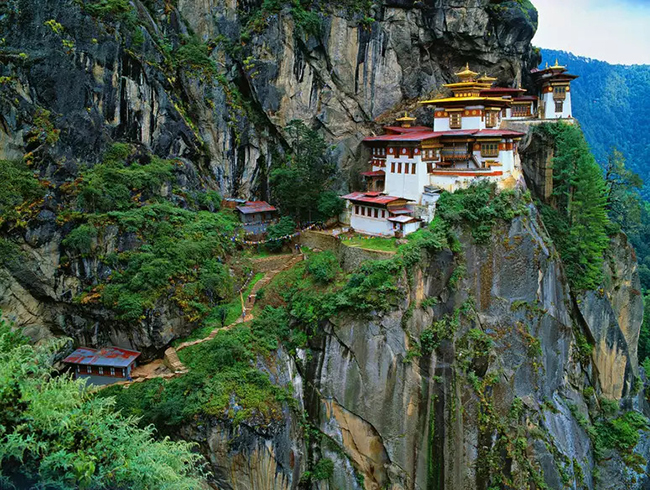 Tu viện Taktsang Palphug: Tu viện Taktsang Palphug nằm gần thành phố Paro của Bhutan, quốc gia nhỏ nằm giữa Ấn Độ và Trung Quốc. Tu viện này là minh chứng tuyệt vời của kiến trúc Bhutan, một viên ngọc quý tinh tế nằm gọn trong vẻ đẹp gồ ghề của môi trường xung quanh. 
