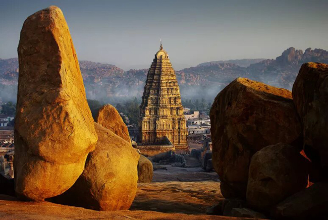 Hampi: Nằm ở phía bắc bang Karnataka của Ấn Độ, tàn tích của Hampi rất ấn tượng, bao gồm những ngôi đền, công trình kiến ​​trúc thủy sinh, phố chợ cổ, cung điện hoàng gia, pháo đài quân sự... giữa khung cảnh hoang sơ với những tảng đá khổng lồ.
