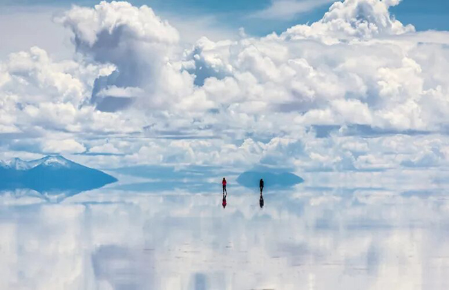 Salar de Uyuni: Salar de Uyuni ở tây nam Bolivia giữ kỷ lục về những vựa muối lớn nhất thế giới. Đây là nơi bằng phẳng nhất Trái đất, đồng thời cũng được coi là tấm gương lớn nhất hành tinh, nơi bầu trời và mặt đất chạm nhau trong những bức ảnh đẹp mê hồn. 
