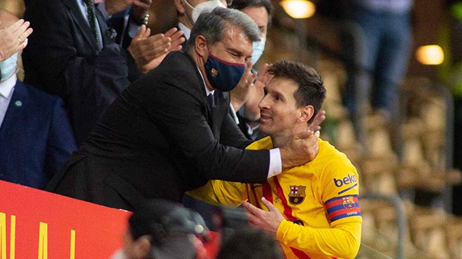 Messi và chủ tịch Laporta