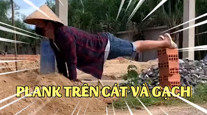 Thậm chí còn thực hiện màn thử thách plank ngay trên cát và gạch