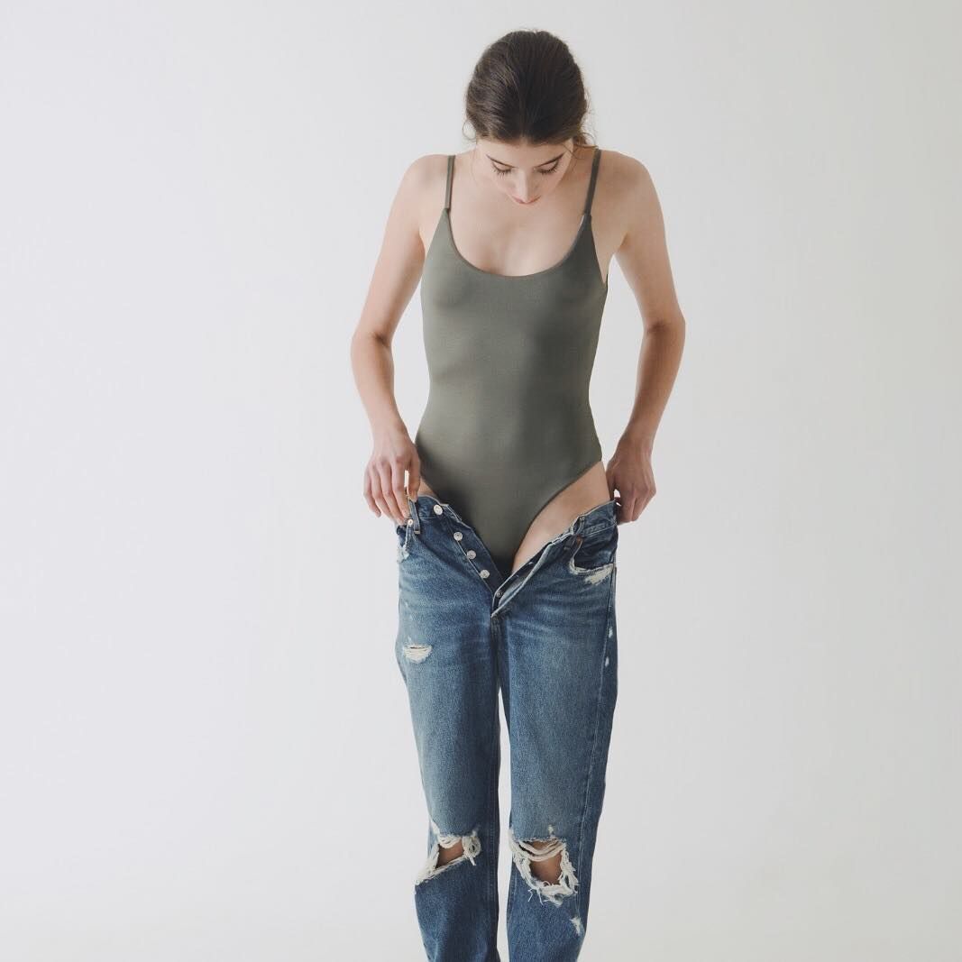 Bodysuit có thể diện cùng với chân váy, quần jean, quần short tùy phong cách.