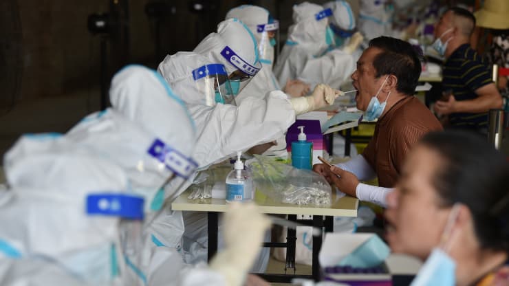 Nhân viên y tế lấy mẫu xét nghiệm Covid-19 cho người dân thành phố Nam Kinh, tỉnh Giang Tô, Trung Quốc hôm 8/8. Ảnh: Getty
