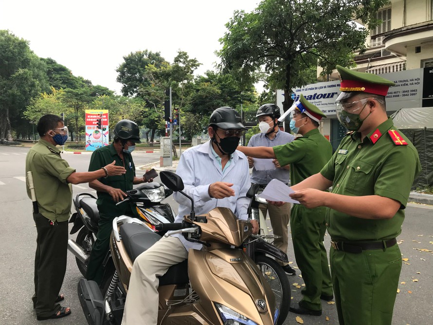 Huyện Đông Anh - Hà Nội lý giải yêu cầu ra đường phải kèm lịch trực - 1