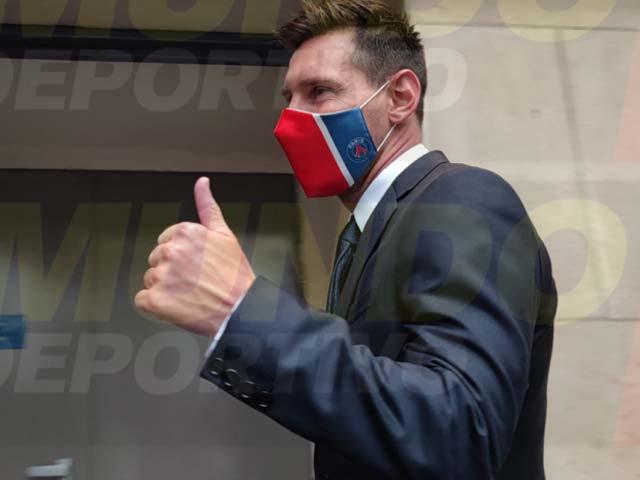 Messi đeo chiếc khẩu trang của PSG sau khi kiểm tra y tế thành công&nbsp;
