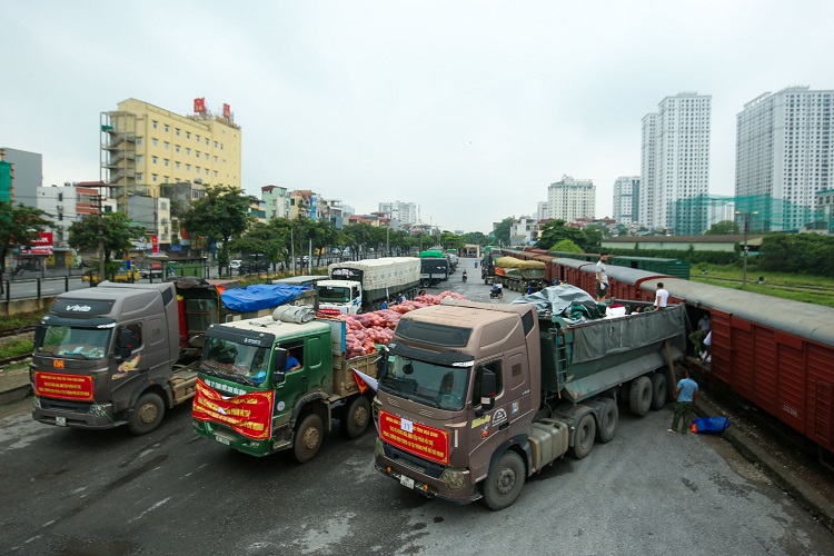 Hưởng ứng lời kêu gọi của lãnh đạo nhà nước, trong 3 ngày, các cấp ủy, chính quyền, nhân dân trong và ngoài tỉnh Hòa Bình đã ủng hộ được hơn 300 tấn thực phẩm, nhu yếu phẩm các loại, với giá trị lên tới gần 4 tỉ đồng.