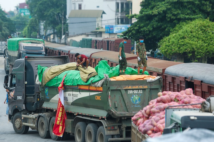 Toàn bộ số hàng hóa, lương thực thực phẩm này sẽ được vận chuyển vào TP.HCM và Bình Dương trên một chuyến tàu chuyên biệt để hỗ trợ người dân vượt qua đại dịch.