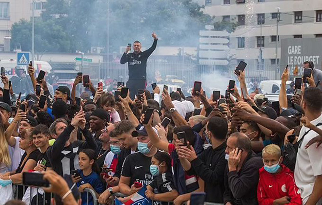 CĐV PSG gây náo loạn thành Paris