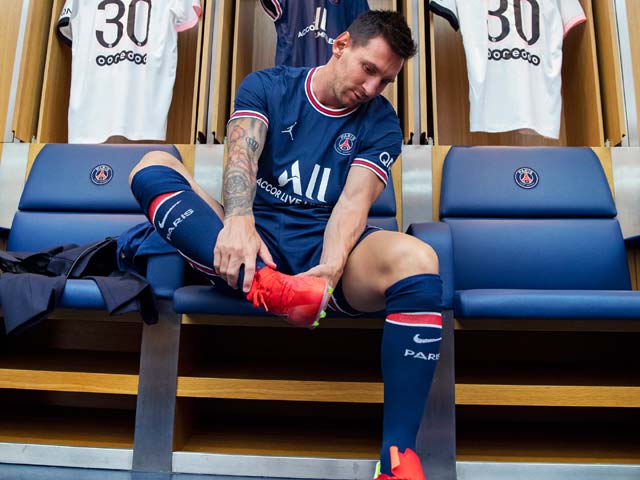Messi chụp ảnh trong phòng thay đồ của PSG