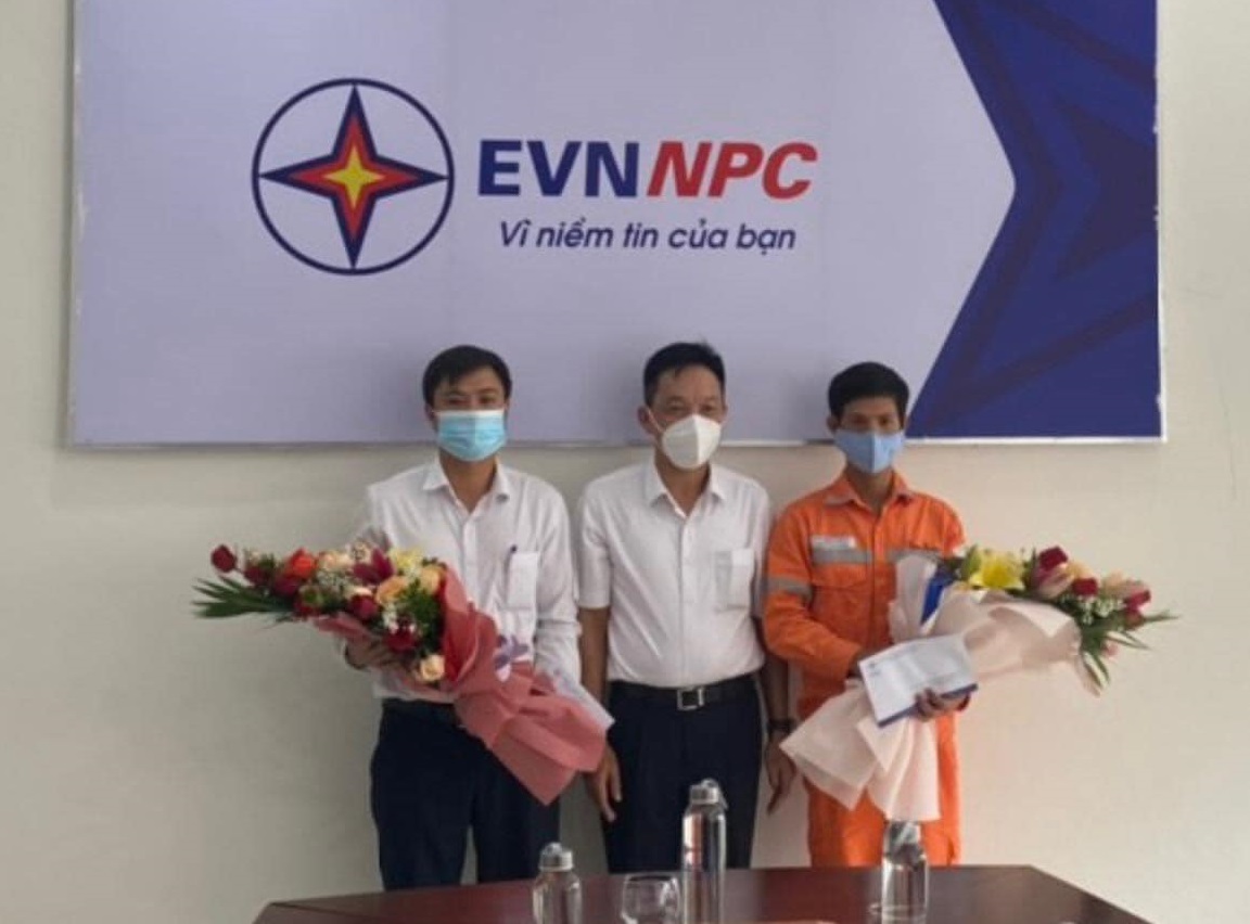 Ngành điện lực biểu dương, khen thưởng tập thể và cá nhân cứu người trong vụ cháy. Ảnh: EVN.