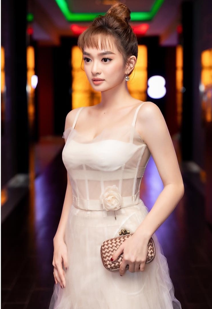 Cô nàng luôn xuất hiện với vẻ ngoài xinh đẹp và gu thời trang cực kỳ ổn định.